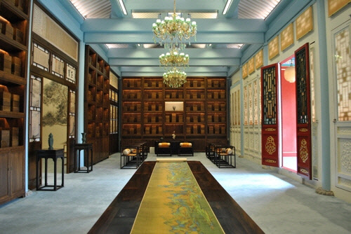 12일 공개된 중국 베이징 자금성 건복궁 정이헌의 내부. 현대식 접견실 겸 서가로 꾸며졌다. 중앙에 시진핑 중국 국가주석과 도널드 트럼프 미국 대통령, 김정은 북한 국무위원장 등 국빈들이 앉았던 의자가 놓여 있다. 사진 아래쪽 테이블에 펼쳐진 것은 송대 그림 '천리강산도'다. 연합뉴스